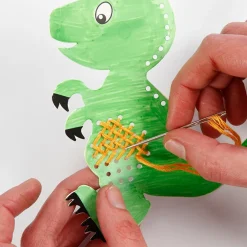 Creativ Company Broderisæt karton - Dinosaur| Finmotorik|Dinosaur Legetøj