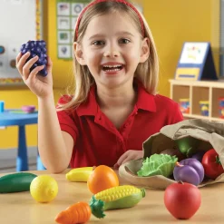 Learning Resources Legemad - Indkøbspose m. frugt og grønt, 16 stk| Tumlinge Legetøj|Legekøkken & Legemad